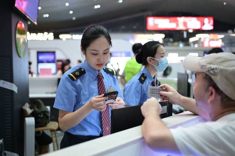 中国正试图将东风-41导弹搬上列车高铁拉着东风-41全国跑？外媒：(图8)