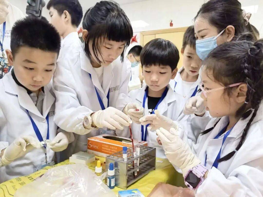 ！把便民服务办到心坎上 民生答卷4家菜场改造、250户无障碍升级(图4)