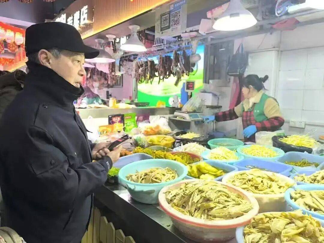 ！把便民服务办到心坎上 民生答卷4家菜场改造、250户无障碍升级(图5)